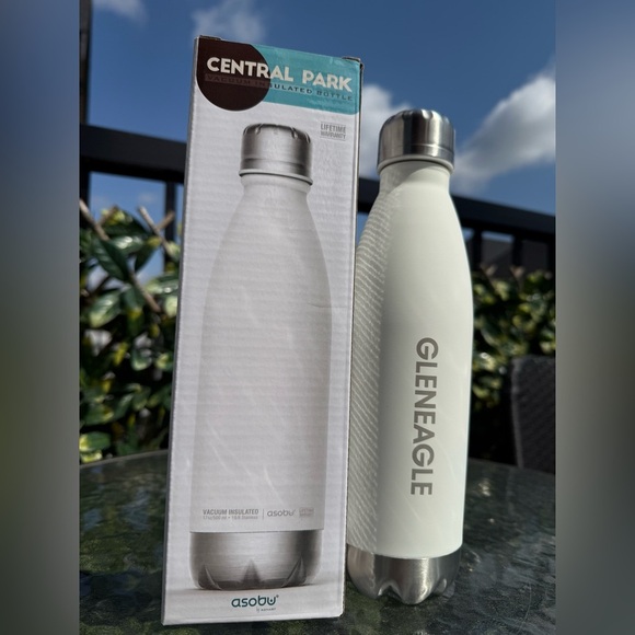 White Skincare Container with Modern Design - Picture 3 of 4